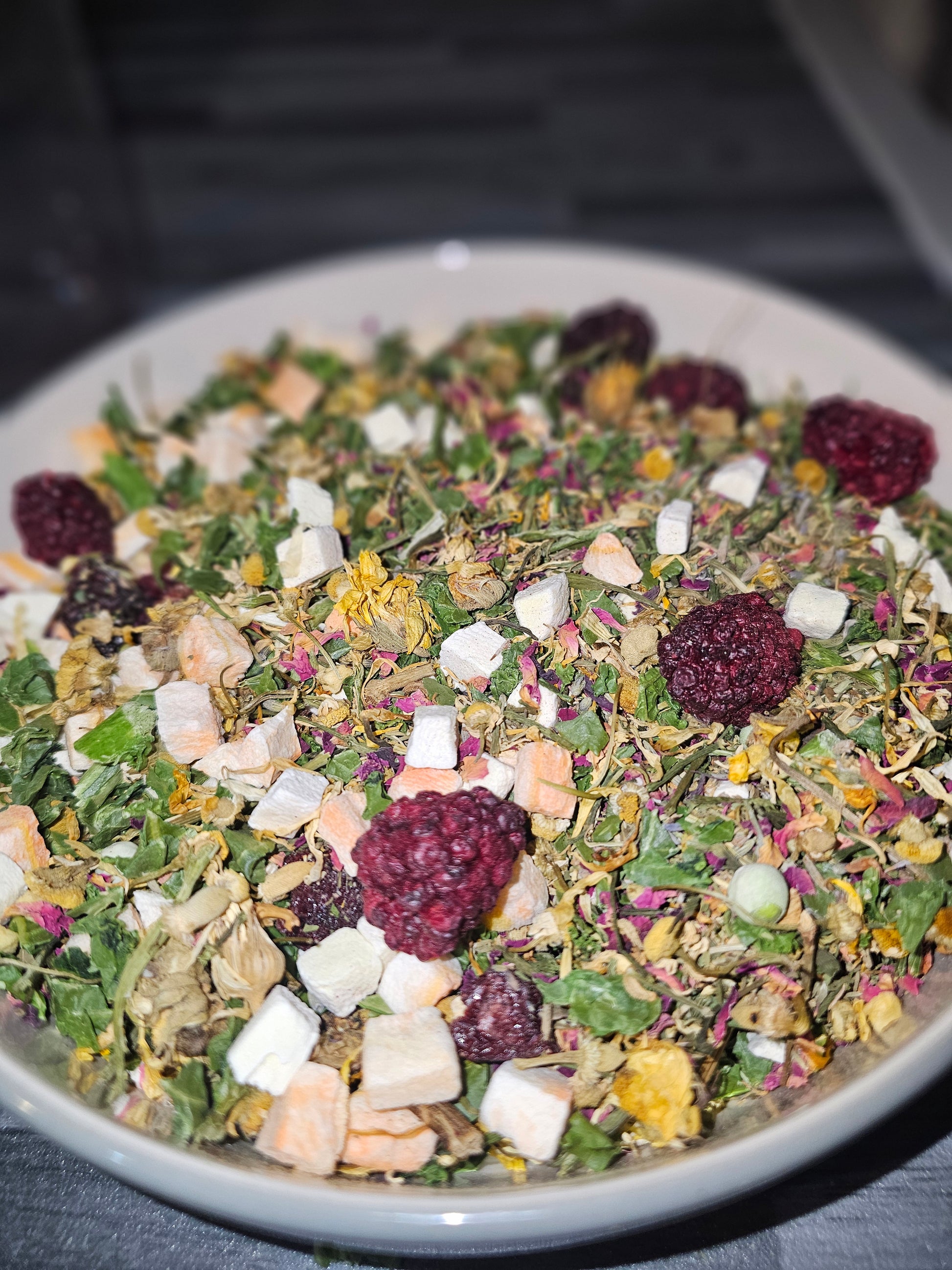 Fruit, veg and botanical mix for parrots – natural foraging blend, 150g | Pandemonium Pets